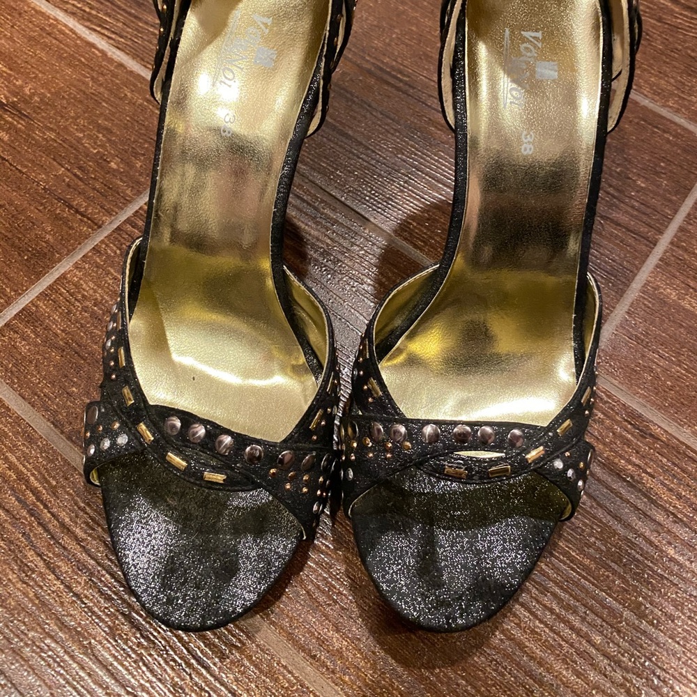 Brand new, never worn shoes. Size 38